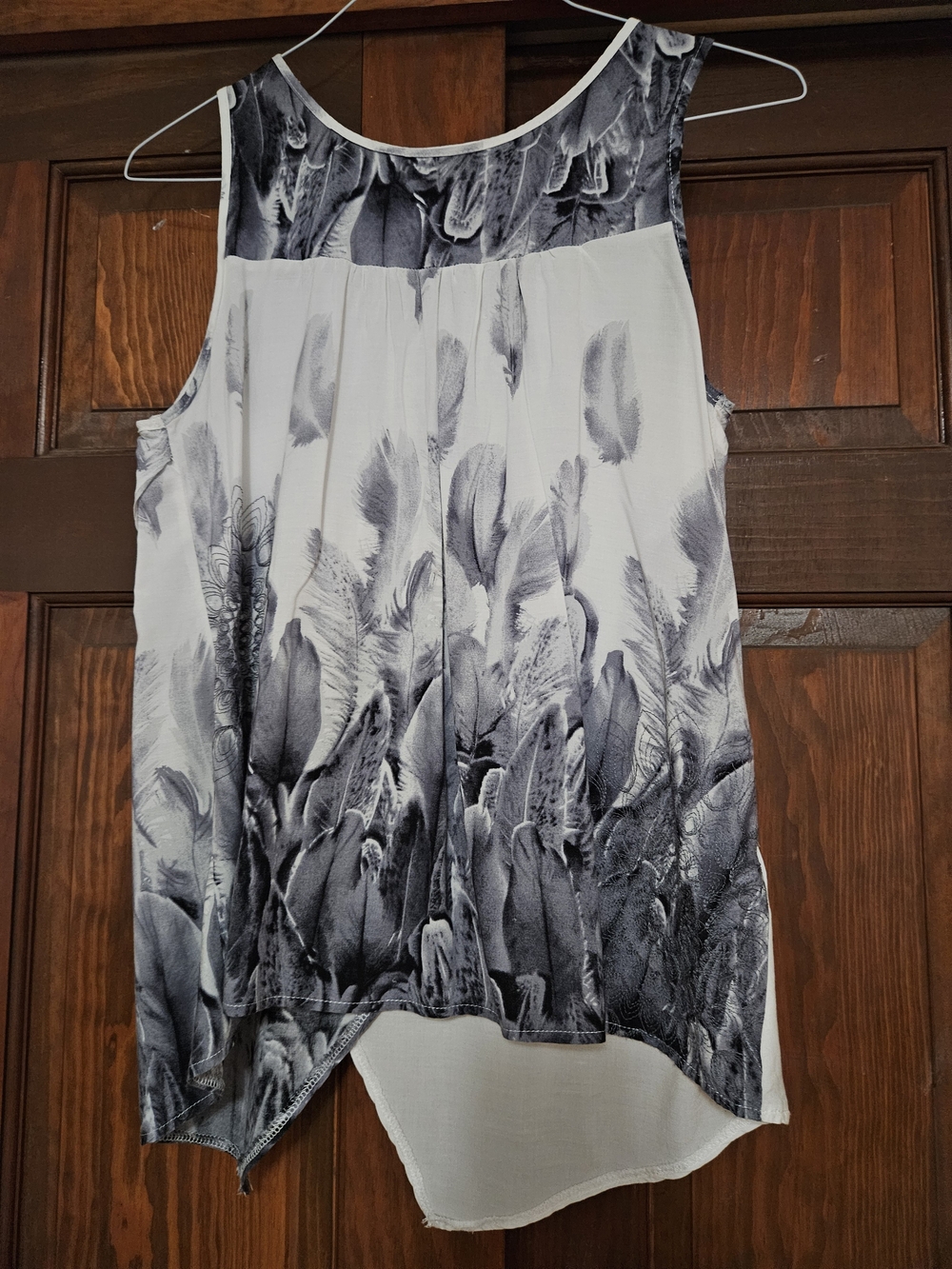Sleeveless Feather Print High-Low Tank Top - Black & White